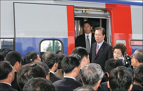 지난 10월 29일 8년만에 고향 전남 목포를 방문한 김대중 전 대통령이 상경 전에 환송객들에게 인사말을 하고 있다. 그는 "8년 만에 고향을 방문해 하고 싶은 것을 하게 됐고 큰 짐을 내려놓은 것 같다"며 "이 고장 출신으로서 여러분의 따뜻한 격려에 얼마나 행복하고 떳떳하고 감사한지 모르겠다"고 말했다. 